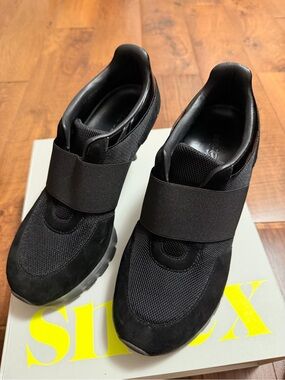 Women’s 10M Sneex! Heels 👠 stylish and Sneakers. Dress them up or down.